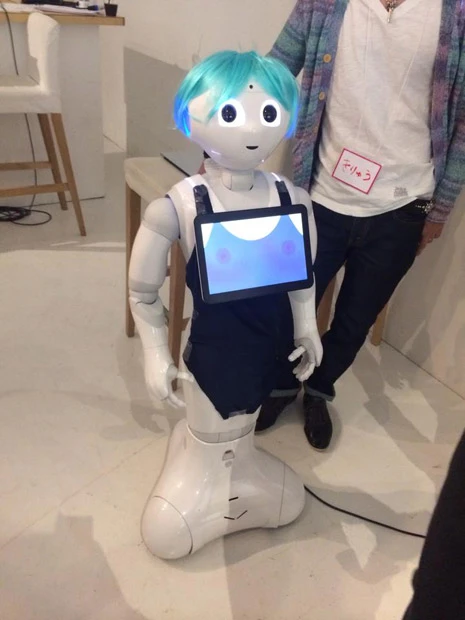 ペッパーのディスプレイにおっぱいを表示した「ペッパイちゃん」。タッチすると喘ぐが、やりすぎるとツイッターに顔写真を流される。