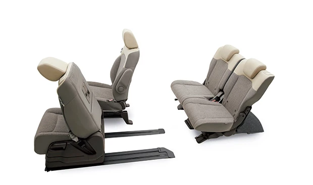 左右席を前後にズラす…というまさかの発想で軽初のウォークスルー!