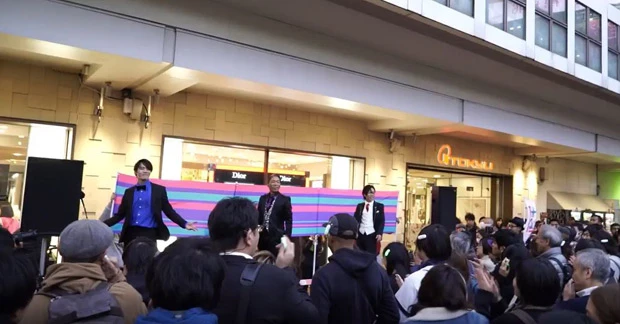 昨年11月11日、東京・渋谷駅前でOntenna体験イベントを開催。プロタップダンサーHIDEBOHのパフォーマンスを、ろう者のみならず健聴者もOntennaを装着して鑑賞した。