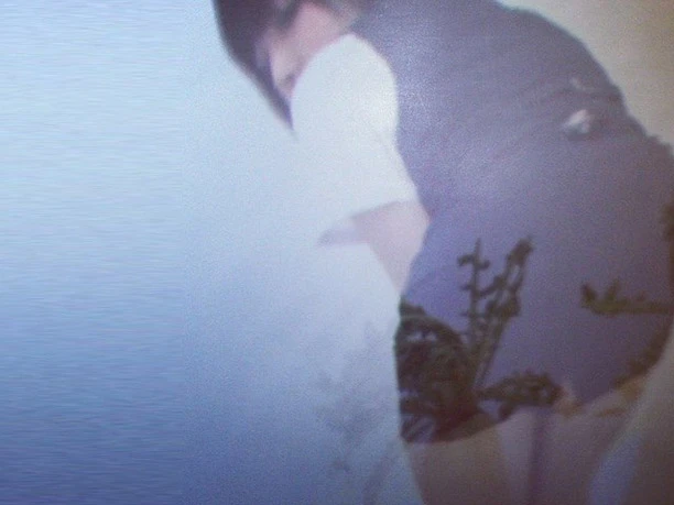 セクハラ・インターフェースとSR(代替現実)の融合。体験者視点では美女の脚を触っている(下)が、実は大根をなでているだけ(上)。