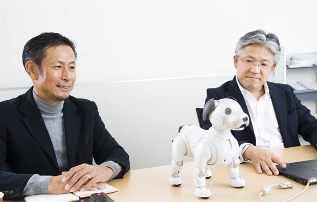 取材に答える矢部氏(右)と松井氏(左)。「先代AIBOの開発に関わった技術者や30代の若手など、少人数ながら多彩なスタッフでaiboを開発しました」(松井氏)