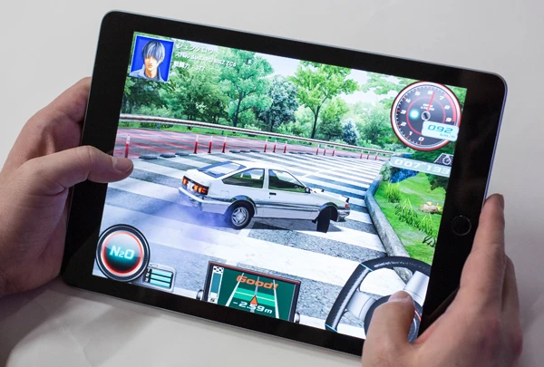 スマホだけでなくタブレットにも対応。移動中はスマホ、家ではタブレットと使い分けて遊びたい