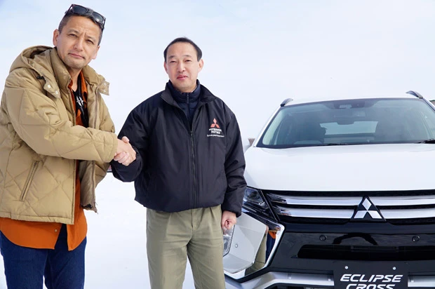2月2日、北海道の雪上クローズドコースで行なわれたエクリプス クロス試乗会に突撃した小沢(左)は、雪道を徹底試乗してから三菱自動車の林氏(右)を直撃した。