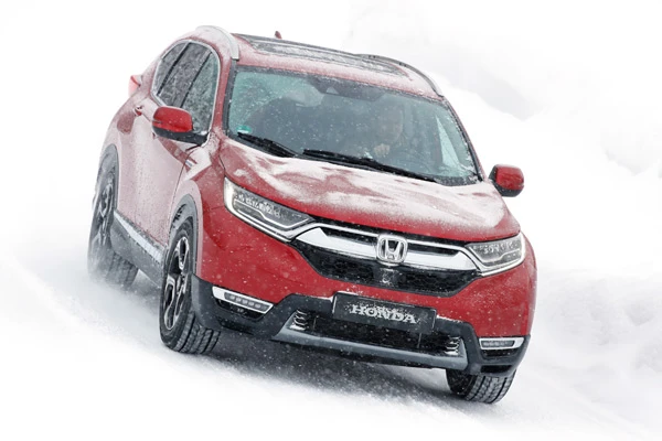 現時点で国内市場には未導入の新型CR-V。試乗モデルは左ハンドルのプロトタイプだった。パワートレインは2リットル直4DOHC+2モーターのハイブリッド。けっこうな雪道にもかかわらずパワフルな走りを披露したが、走行フィールはモーターならではの上質で滑らかな乗り心地であった。ちなみに駆動は4WD。発売は最短だと今夏というウワサも。