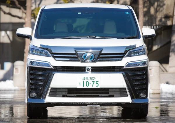 ハイブリッド エグゼクティブラウンジ(7人乗り・CVT)●全長×全幅×全高:4935mm×1850mm×1950mm●パワーユニット:直列4気筒DOHC+モーター●排気量:2493cc●最高出力:152PS/5700rpm●最大トルク:21.0kgm/4400~4800rpm●フロントモーター 最高出力:143ps 最大トルク:27.5kgm●リヤモーター 最高出力:68ps 最大トルク:14.2kgm 燃費:18.4㎞/リットル。一部改良前に比べ、格段に迫力を増したフロント。ヘッドランプは大型化し、専用バンパーを採用したのが最大の特徴である。