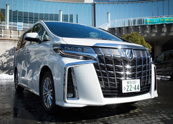 エグゼクティブラウンジ(7人乗り・8速AT)●全長×全幅×全高:4945mm×1850mm×1935mm●パワーユニット:V型6気筒DOHC●排気量:3456cc 最高出力:301PS/6600rpm●最大トルク:36.8kgm/4600~4700rpm●燃費:10.6㎞/リットル。アルファードのフロントグリルは、縦に巨大化し、ナンバープレート部分まで拡大。メッキ加飾は横へ伸ばしてワイド感を演出した。