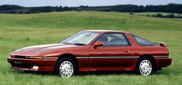 １９８６～１９９３年　３代目スープラエンジンは３種類。２．５リットルツインターボ、２リットルツインターボ、２リットルＤＯＨＣ。トランスミッションは４速ＡＴと５速ＭＴが選択できた。