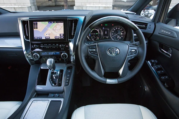 V6エンジンは全面的に設定が変更された。ATも6速から8速に多段化し、シフトも短めになった。