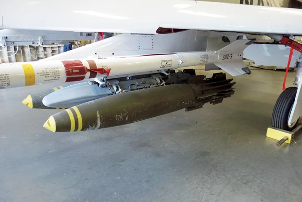 民間向けの販売となるので搭載されているミサイルは、もちろんダミーですよっ！