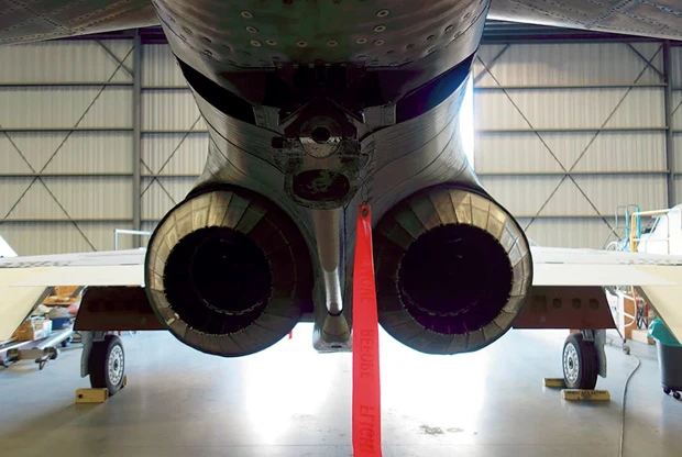 搭載される２基のエンジンはオーバーホール済み。パラシュートやサバイバルキットも付属する