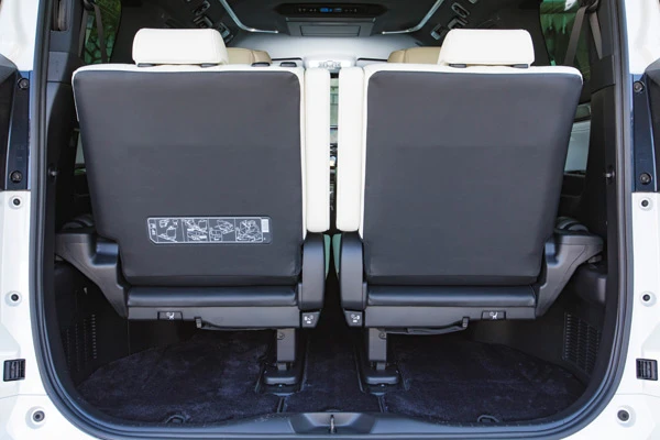 チェック２　荷室はマジ狭いが…３列目シート使用時の荷室はマジで狭いが、３列目を左右にはね上げ、２列目を前方にスライドさせると積載スペースは拡大する。