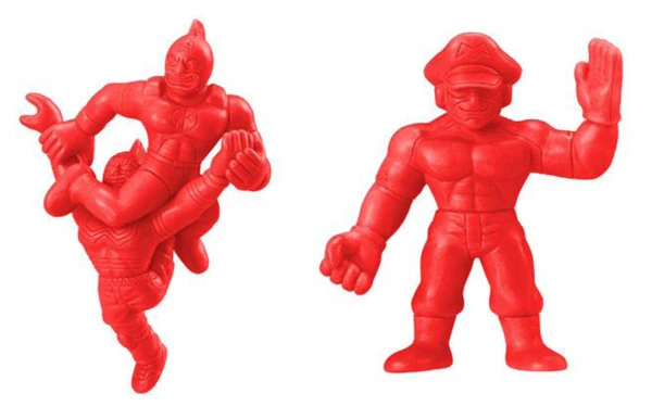 (左)キン肉マン&キン肉マン スーパー・フェニックスと(右)ブロッケンJr.