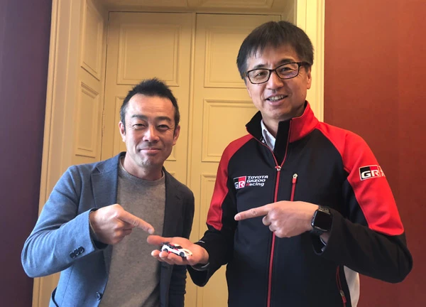 86の開発責任者でもある多田哲哉氏(右)と、河口まなぶ(左)が指さすのは新型スープラのミニカー。マジ欲しい。