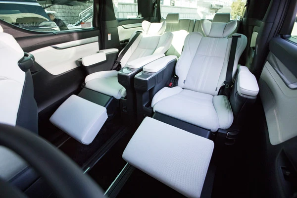 最上級グレードのエグゼクティブラウンジシートはパワーリクライニング、パワーオットマンを標準装備。今回の改良でホワイト内装仕様を選べるようになった。