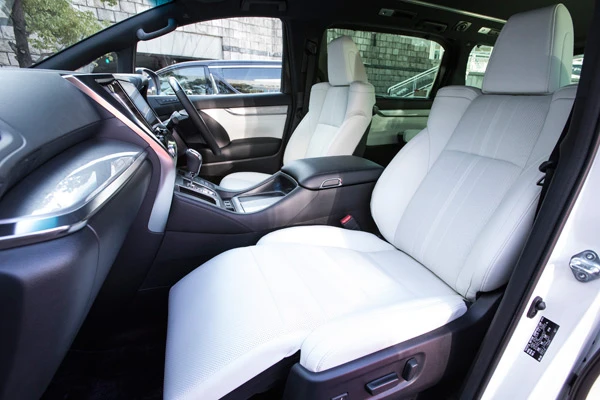 チェック１　助手席も超豪華！！！助手席パワーシートには電動オットマンを装備。膝から足先までをサポートするオットマンは、１４０ｍｍの範囲で伸縮する。