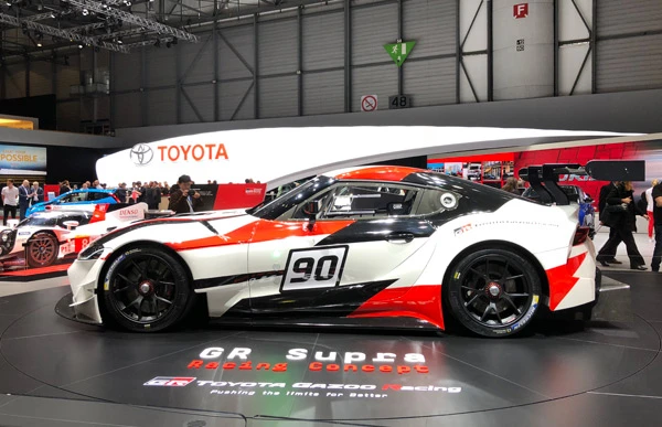 空力性能と走行性能を狙い、左右に張り出したフェンダー、そしてド迫力の大型のリアウイングを採用。