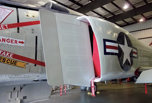 現役中のミサイル事故で破損したエアインテーク部分も完全修復されている