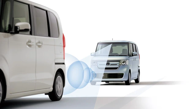 先進安全装備が全車標準となる点はプリウスもかなわないN-BOXの美点。ただ、サイド系エアバッグはプリウスが標準、N-BOXがオプション。安全勝負はドロー?