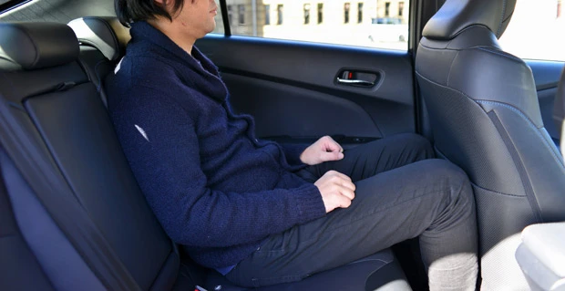 プリウスの後席。身長180cmの編集担当が実際に座って比べてみたが足元だけでなく頭上もN-BOXが圧倒的に余裕がある。