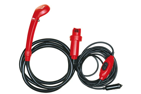 DC12Vの電動ポンプ付きシャワーヘッドというシンプル構成で“どこでもシャワー”を実現したアイデア製品。吐出量も毎分約2.5Lと必要十分!