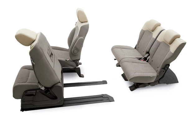 N-BOXのスーパースライドシートは前方スライドで前後席への移動が実現。後ろにスライドすれば前席から後席にいる子供の世話もできて会話も弾む。