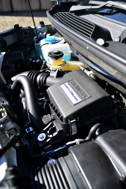 燃費ではプリウスはもちろん他社の軽にも少し譲るが、走りはとにかくパワフル。VTECに電動ウェイストゲートターボなど、オタクなエンジン技術テンコ盛り!