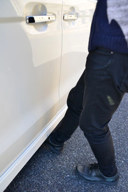 足先をかざすだけの「ハンズフリースライドドア」は、登録車では珍しくないが軽では初。とにかく「軽だから」という弁解をすべて排除しているのがＮ－ＢＯＸのスゴさ。