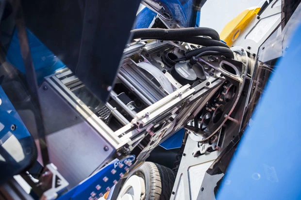 機体の隙間から見える、メカメカしいモーターや関節部は、このロボットが“本格派”であることを物語っている