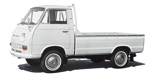 エンジンは1.1リットルで58馬力。同クラス初の3人乗りが話題となった小型4輪トラックだ