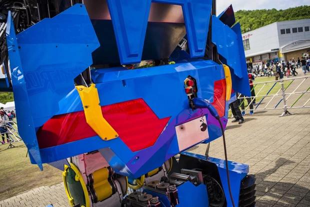 ジェイダイトはリチウム系バッテリーで駆動。充電の差し込み口は背中にある