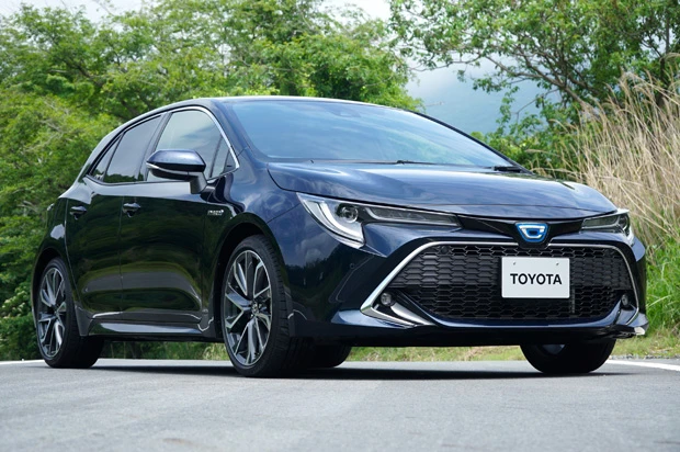 ６月２６日の正式発表まで名称は暫定という「カローラハッチバック」。メインターゲットは２０代から３０代。パワーユニットは１．８リットルエンジンにモーターを組み合わせたハイブリッドと１．２リットルターボ。ハイブリッドはＣＶＴ、ターボはＣＶＴとＭＴを用意。ちなみに試乗コースは富士スピードウェイのショートサーキットだった