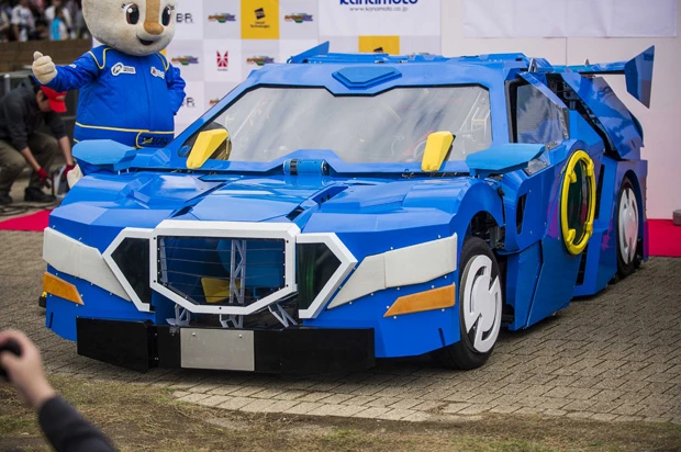 洗練されたビークルモードへ!この変形ぶりは、大人の童心をくすぐりまくる!