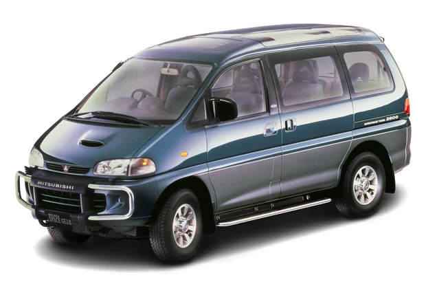 エンジンレイアウトをノーズ部に収めるフロントエンジンレイアウトを採用して安全性を向上