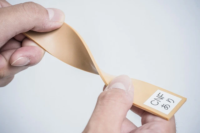 ゴム補強材としてのCNF使用例(ナノ複合材)。引っ張り強度やねじれ剛性は生ゴムに比べて、驚くほど高い!