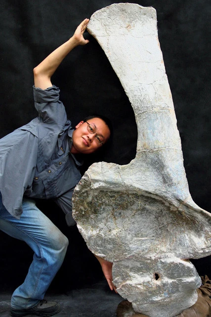 「９９００万年前の姿のまま琥珀の中に閉じ込められた恐竜の化石」を発見したシン・リダ博士を直撃！