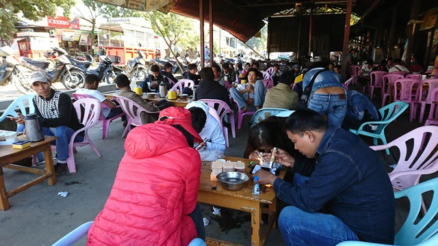 ミャンマーの琥珀市場。シン博士はこの付近で「EVA」が封じられた琥珀を買いつけた