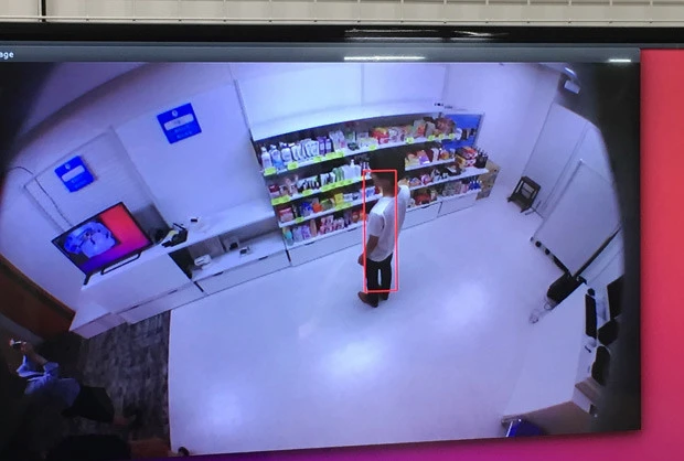 怪しい動きをAIカメラが検知。万引犯の行動パターンに近づくにつれ枠の色が変化し、赤になると店員に通知される