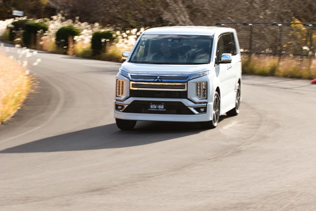 オンロードコースでも試乗。標準車もアーバンギアもエンジンは２.２リットルのディーゼル、価格は３８５万円から４２５万円（税込）