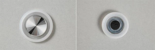 移動操作用パッド。(左)が表、(右)が裏