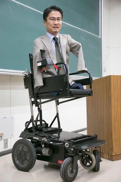 乙武氏の車いすは座面の昇降機能を搭載。話す相手と「お互い気を使わない」ためという