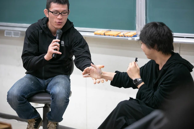 相手の手の引き込み方を指南する青木