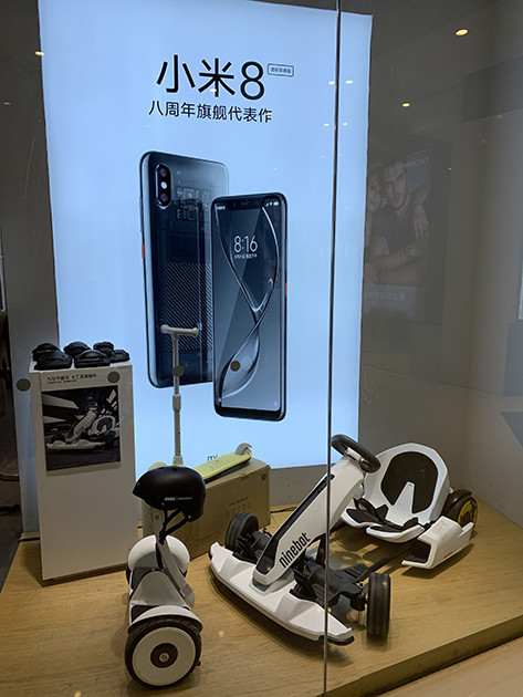 店内ではスマホから電動スクーター、さらに知育玩具まで自社ブランドで販売