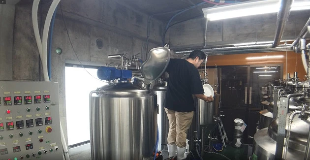 樋口氏の地元・新潟県十日町市に立ち上げた「醸燻酒類研究所(ジョークンビールラボ)」のクラフトビール醸造所