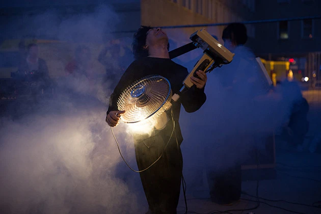 扇風機に光源とギターストラップ、特殊な円盤を取り付け、回転によって起こる光の点滅をセンサーで拾い、電気の波=音へと変換する「扇風琴」(Photo by Florian Voggeneder)