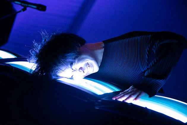 ブラウン管から出る静電気を体に通し、靴下に入れたコイルをギターアンプにつないで音を出す(Photo by Florian Voggeneder)