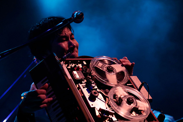 放送局などで使われた録音機器のオープンリールも、和田の手にかかれば楽器に。２０１４年にはＮＨＫ　Ｅテレの番組で坂本龍一とのコラボも実現（Ｐｈｏｔｏ　ｂｙ　Ｍａｏ　Ｙａｍａｍｏｔｏ）