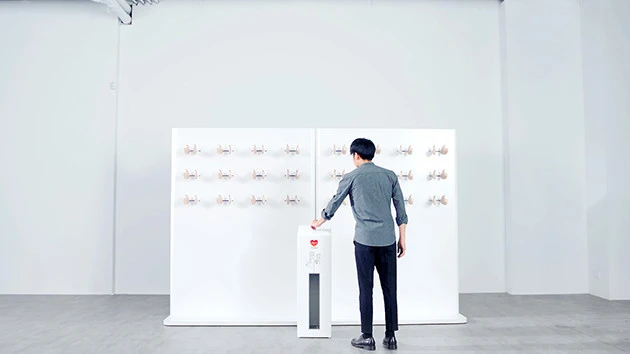 台湾セブン‐イレブンの募金キャンペーンでは、壁から出た24個のシリコンの手が拍手してくれるインスタレーションを制作