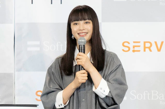 広瀬すずが運搬配膳ロボット「ＳＥＲＶＩ」発表会でニラ愛を語る「朝５時くらいからひとりでニラの水炊きを食べてます」