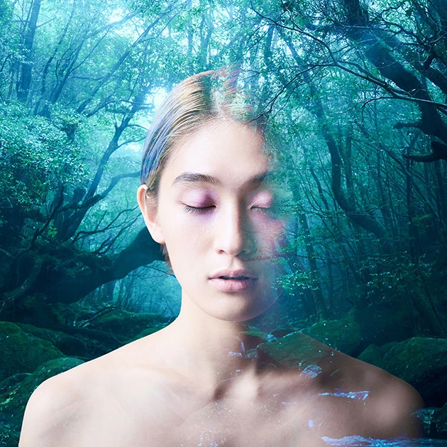 水曜日のカンパネラはコムアイ(ボーカル・主演担当)、ケンモチヒデフミ(音楽担当)、Dir.F(ディレクター・エフ、その他担当)からなるユニット。ライブでは基本的にコムアイのみ舞台に立つ