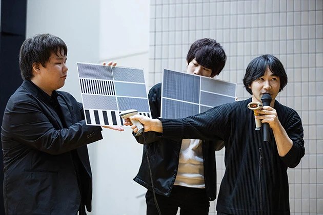 縞模様をバーコードリーダーで電気信号化し、それを直接スピーカーにつなぐと音が出る。縞模様の太さや間隔などにより音は変わる